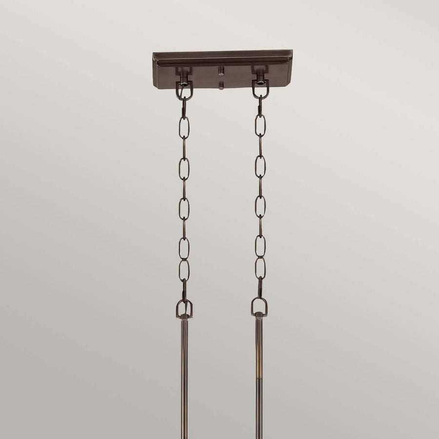 Détail du pavillon de fixation au plafond avec chaînes et tiges de suspension bronze.