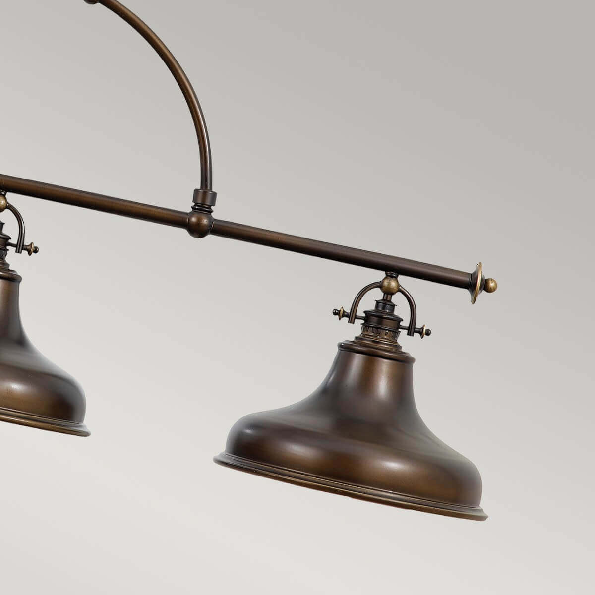 Détail d'un abat-jour conique et extrémité de la barre horizontale, métal bronze.