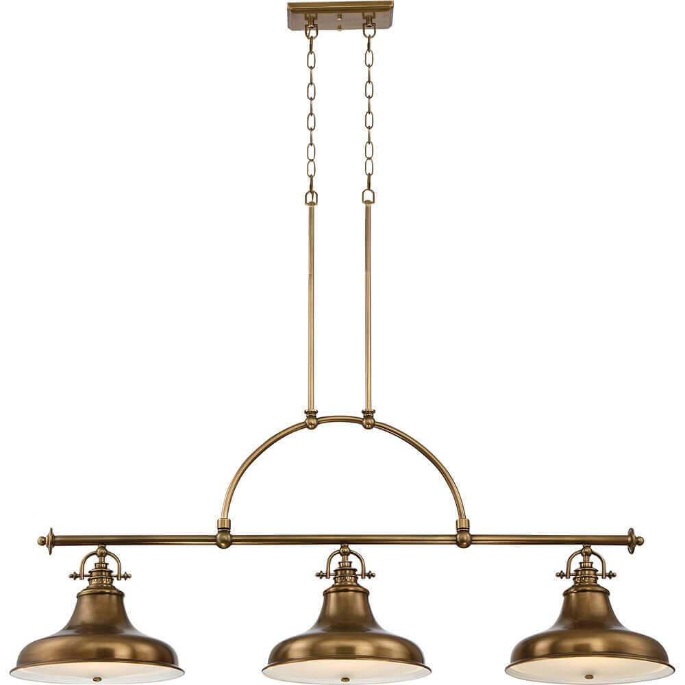 Vue de face de la suspension trois lumières en laiton avec abat-jours en dôme.