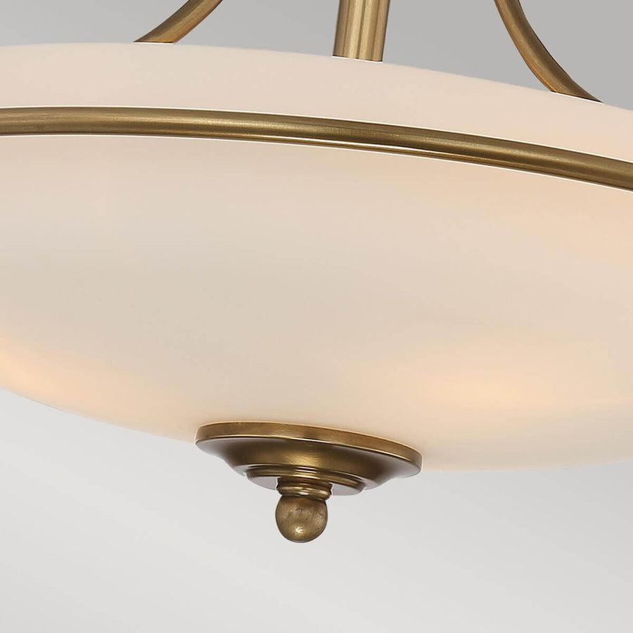 Détail du cabochon en laiton sous la coupe de verre dépoli