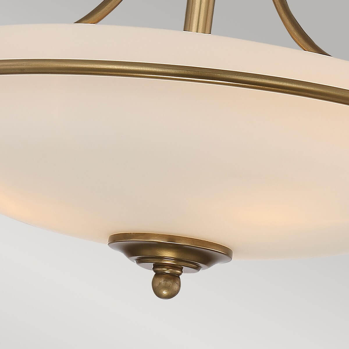 Détail du cabochon en laiton sous la coupe de verre dépoli