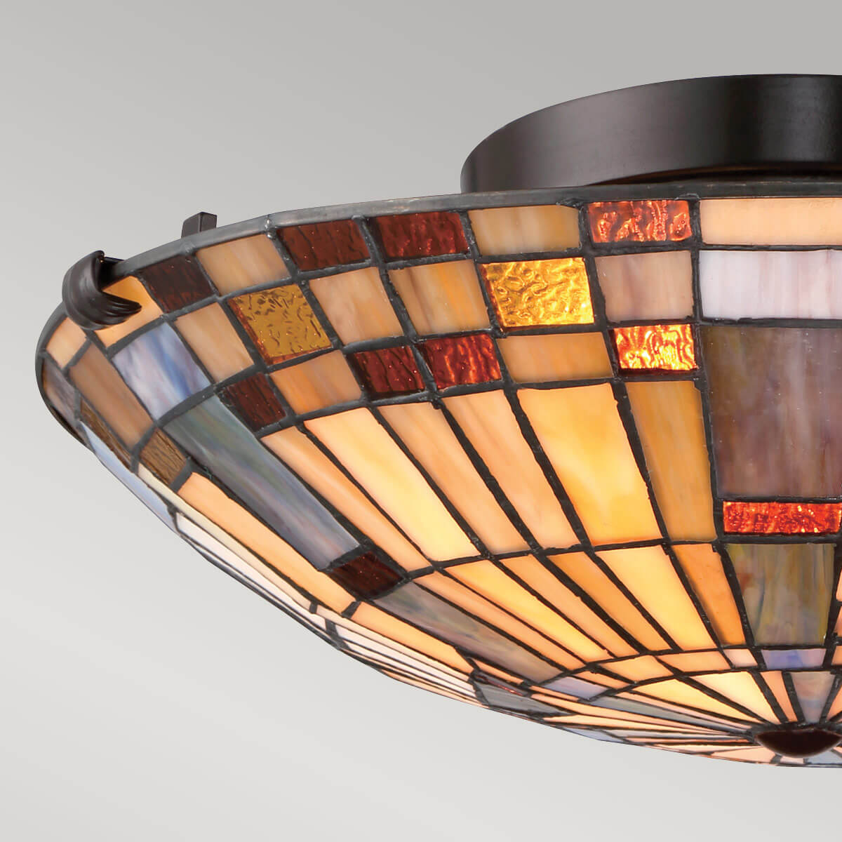 Détail de la finition : bord de l'abat-jour, pièces de verre rouge et ambre serties