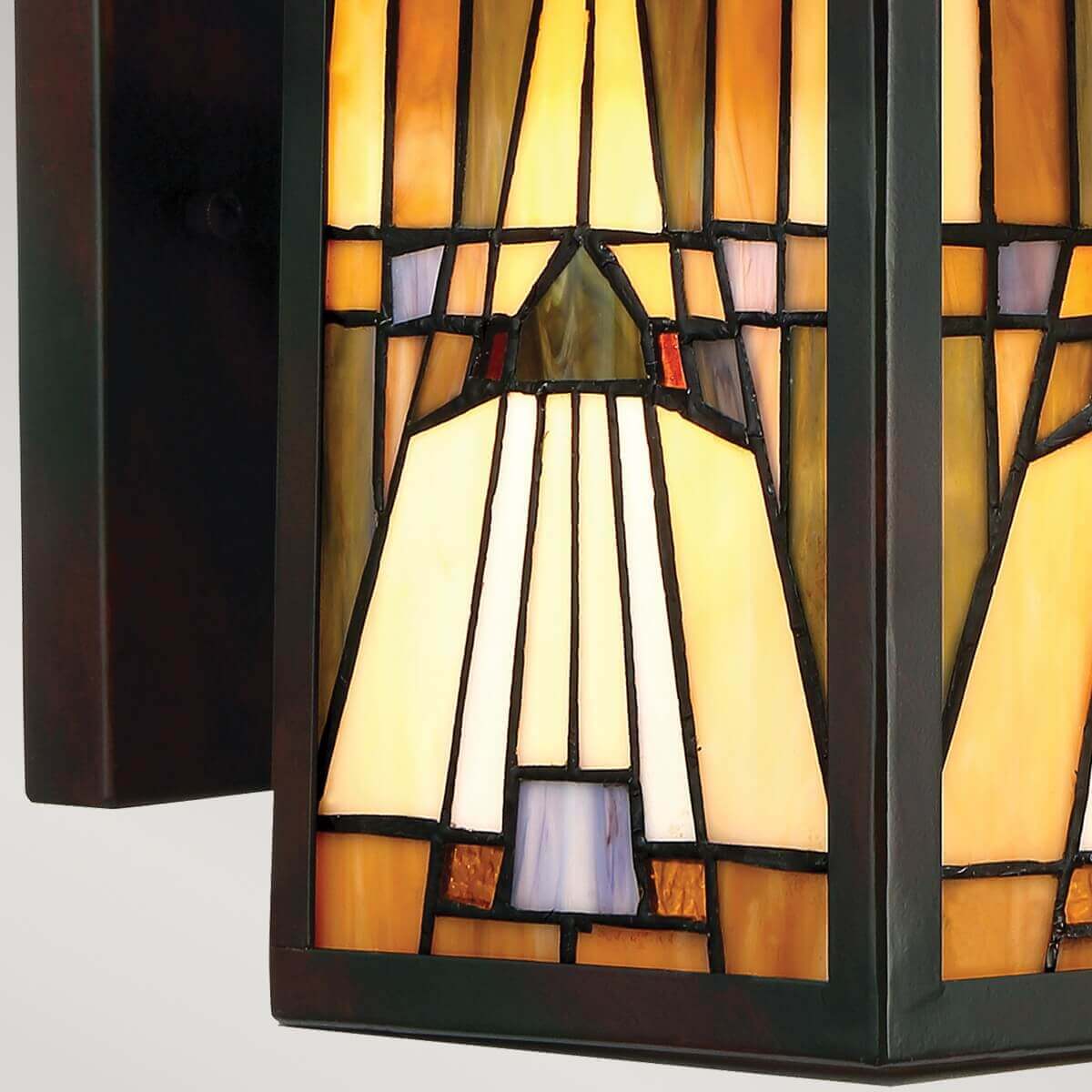 Gros plan du panneau de verre tiffany aux motifs géométriques ambre et ivoire