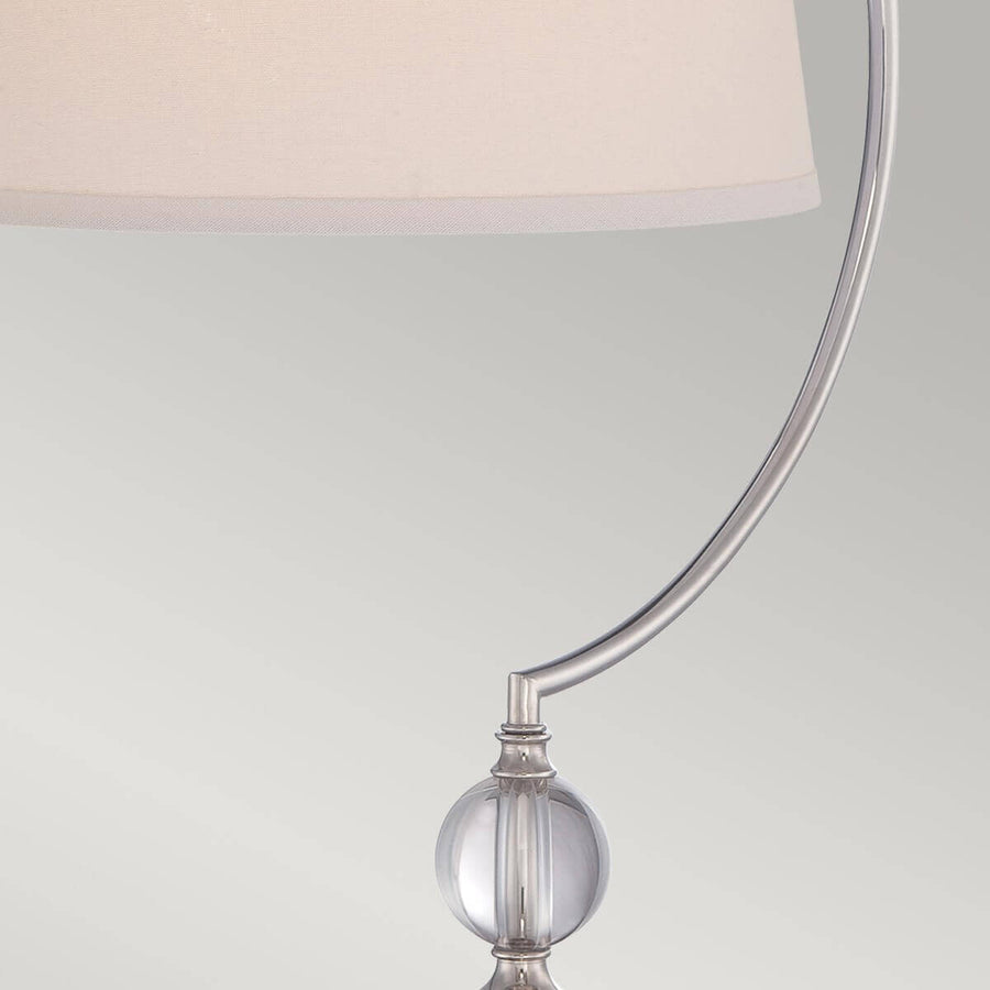 Vue rapprochée du bas du bras recourbé et de la boule transparente.