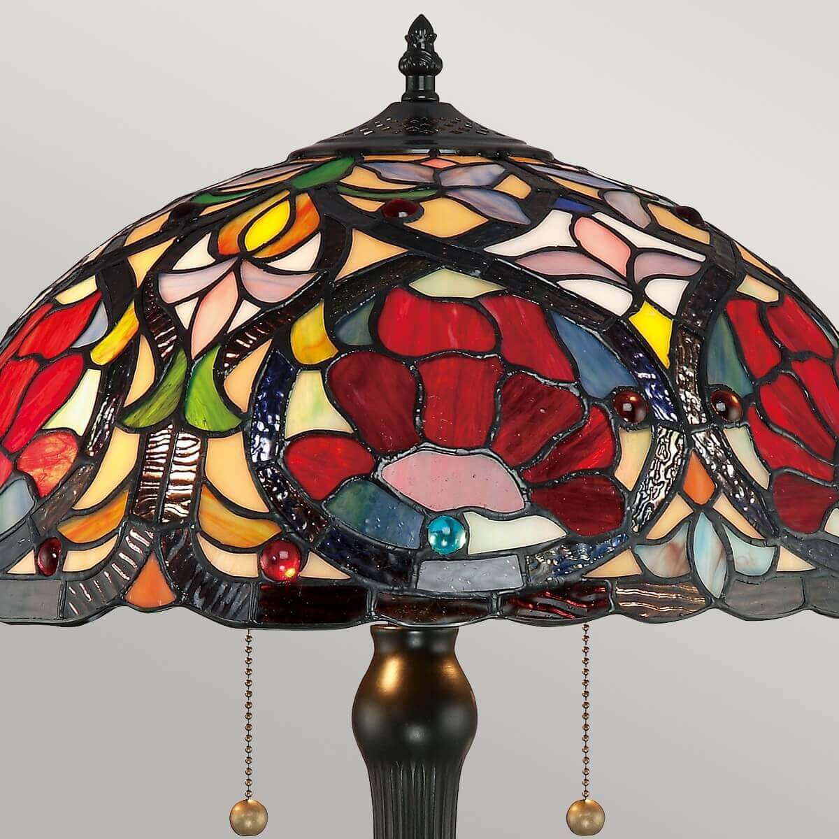 Gros plan sur l'abat-jour en verre Tiffany coloré, motif floral rouge et bleu