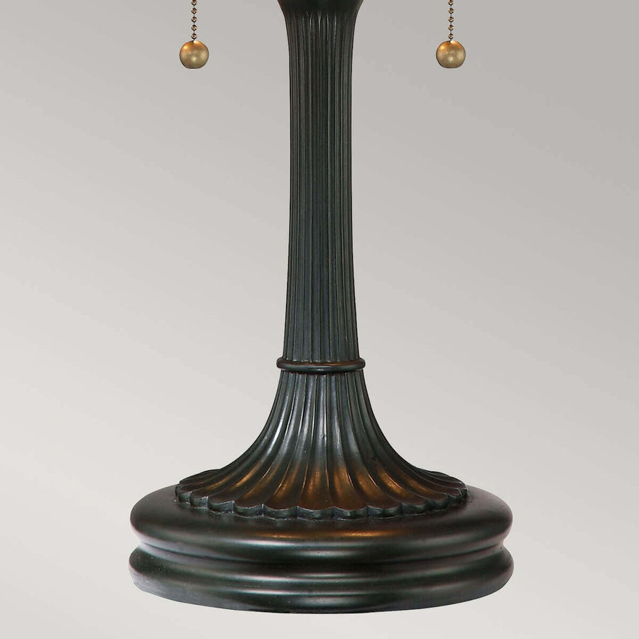 Détail du pied en bronze foncé, cannelé et socle mouluré de la lampe