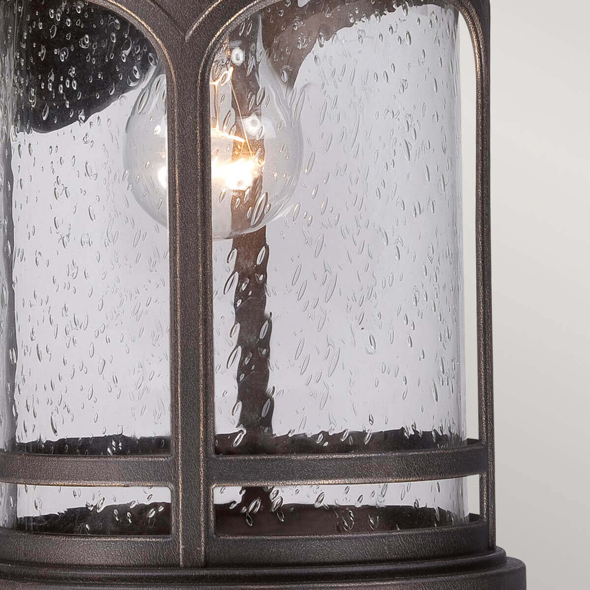 Gros plan sur le verre moucheté et l'ampoule allumée à l'intérieur