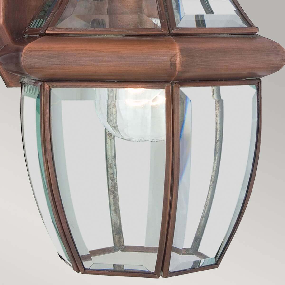 Vue rapprochée du bas du luminaire et de l'ampoule visible.