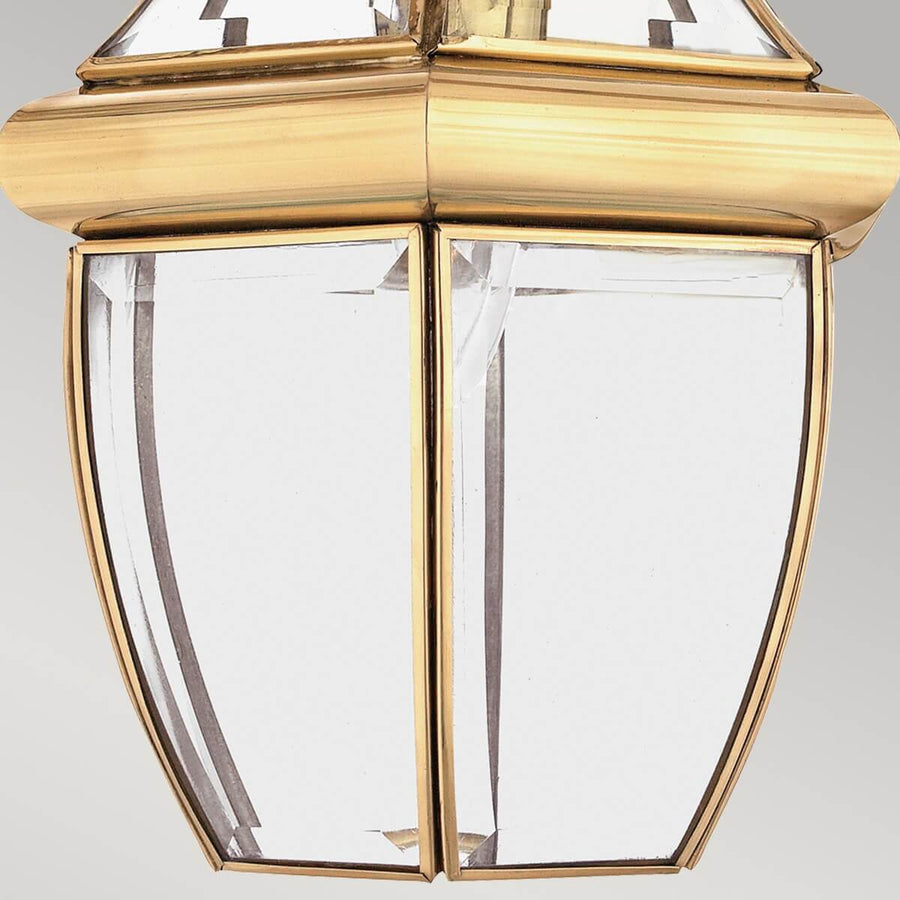 Détail du bas de la lanterne avec verre bombé et montants en laiton poli.