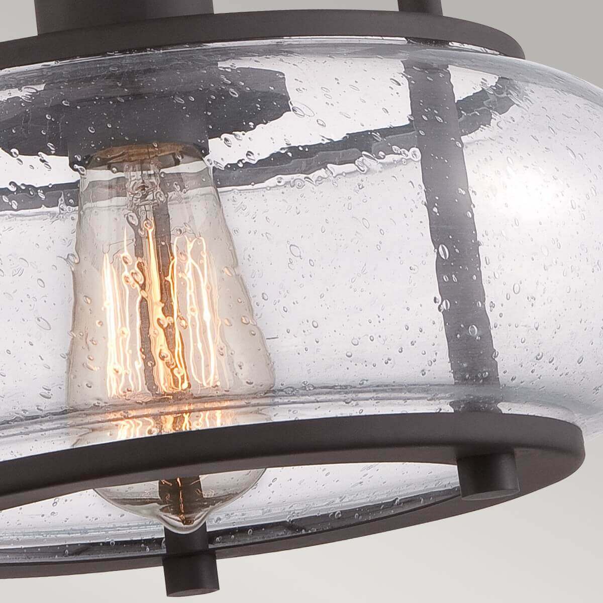 Gros plan sur l'ampoule à filament vue à travers le verre moucheté