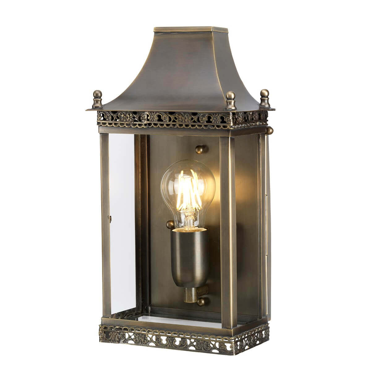 Luminaire extérieur en laiton vieilli vu de face, verre transparent et ampoule visible