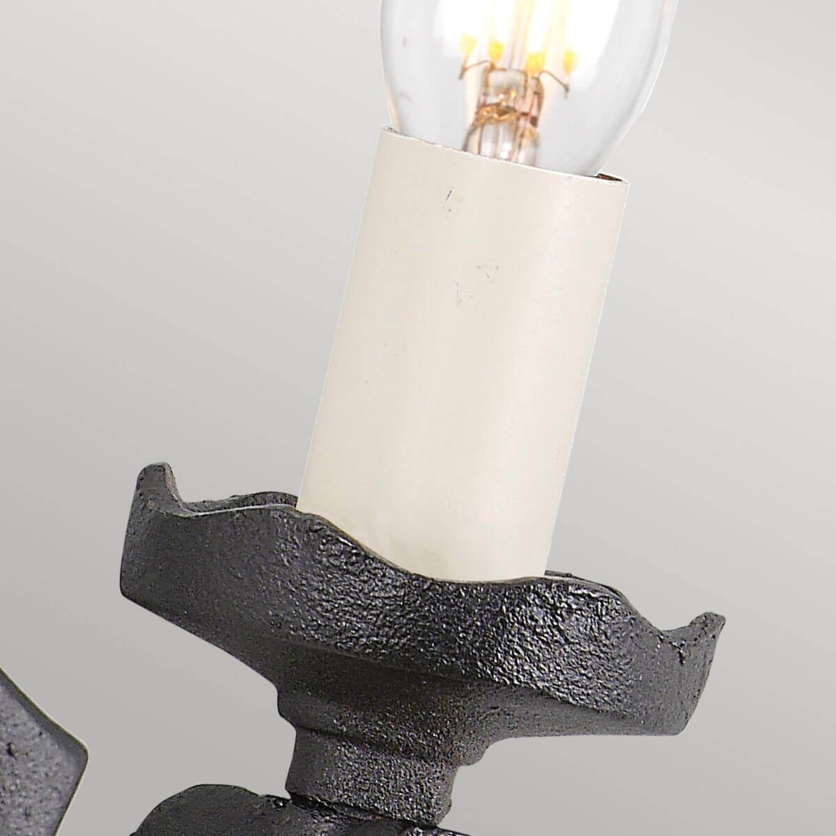 Zoom sur la douille blanche et l'ampoule transparente allumée