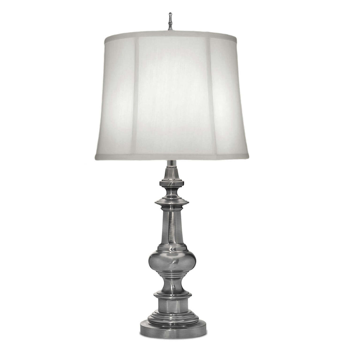 Lampe à poser vue de face avec abat-jour en lin blanc et pied nickel poli.