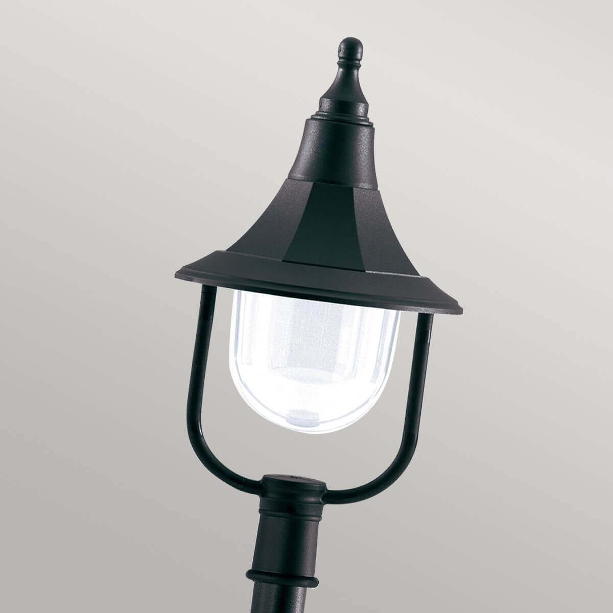 Gros plan sur la tête du luminaire, lanterne noire et globe transparent