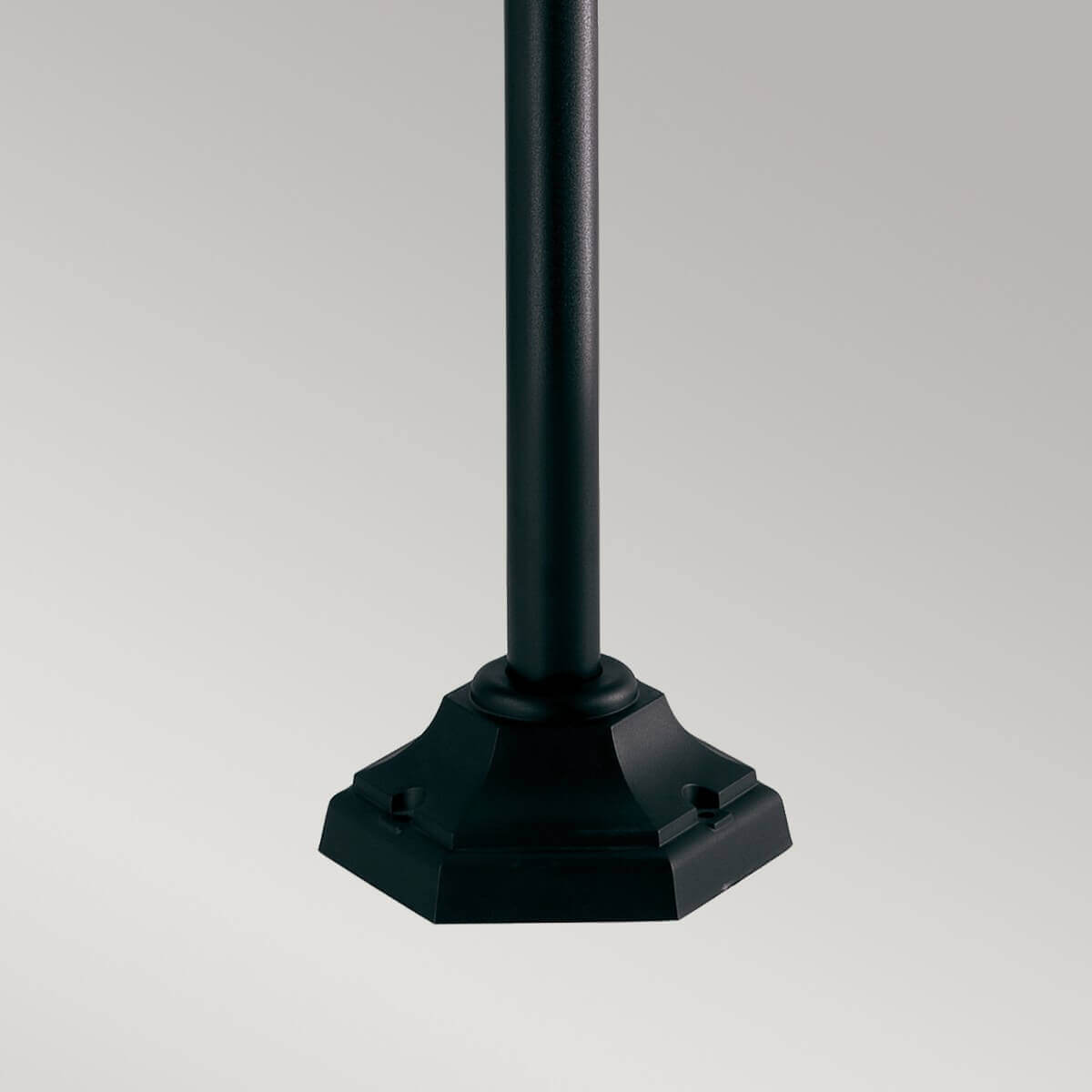 Détail de la base hexagonale noire avec fixations, pied du lampadaire