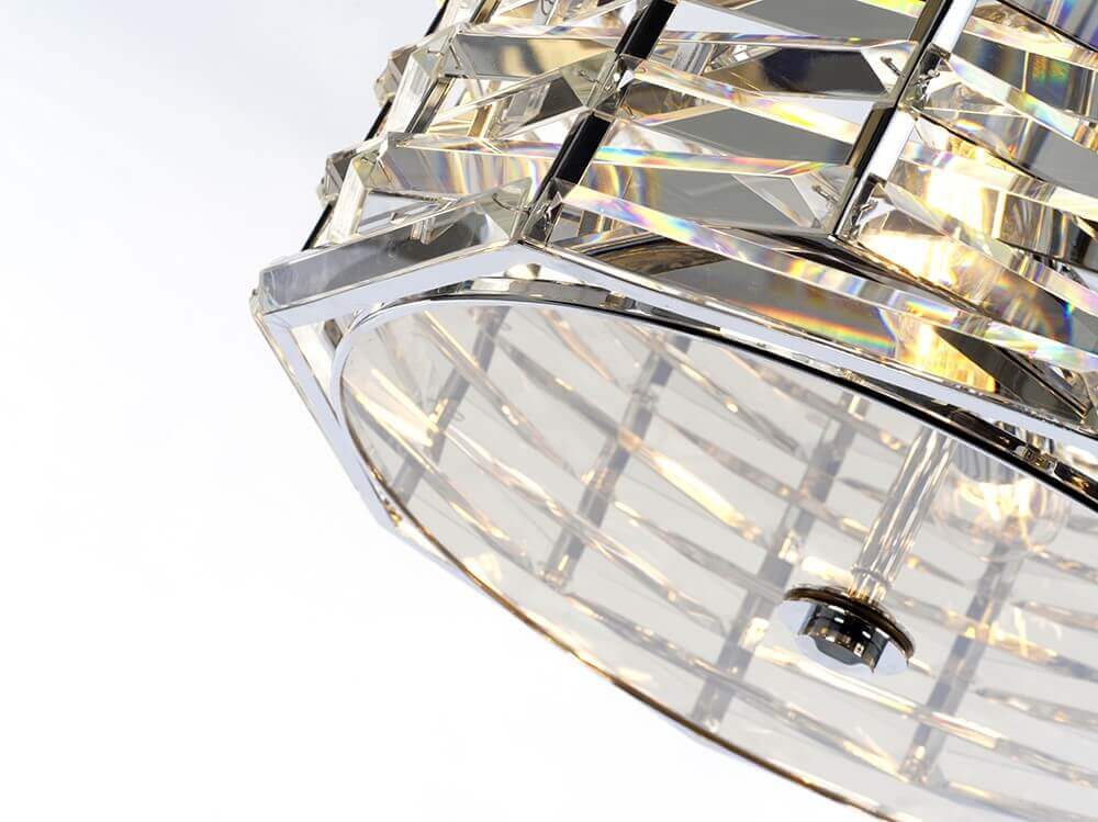 Détail du dessous de l'abat-jour en cristal et de la structure