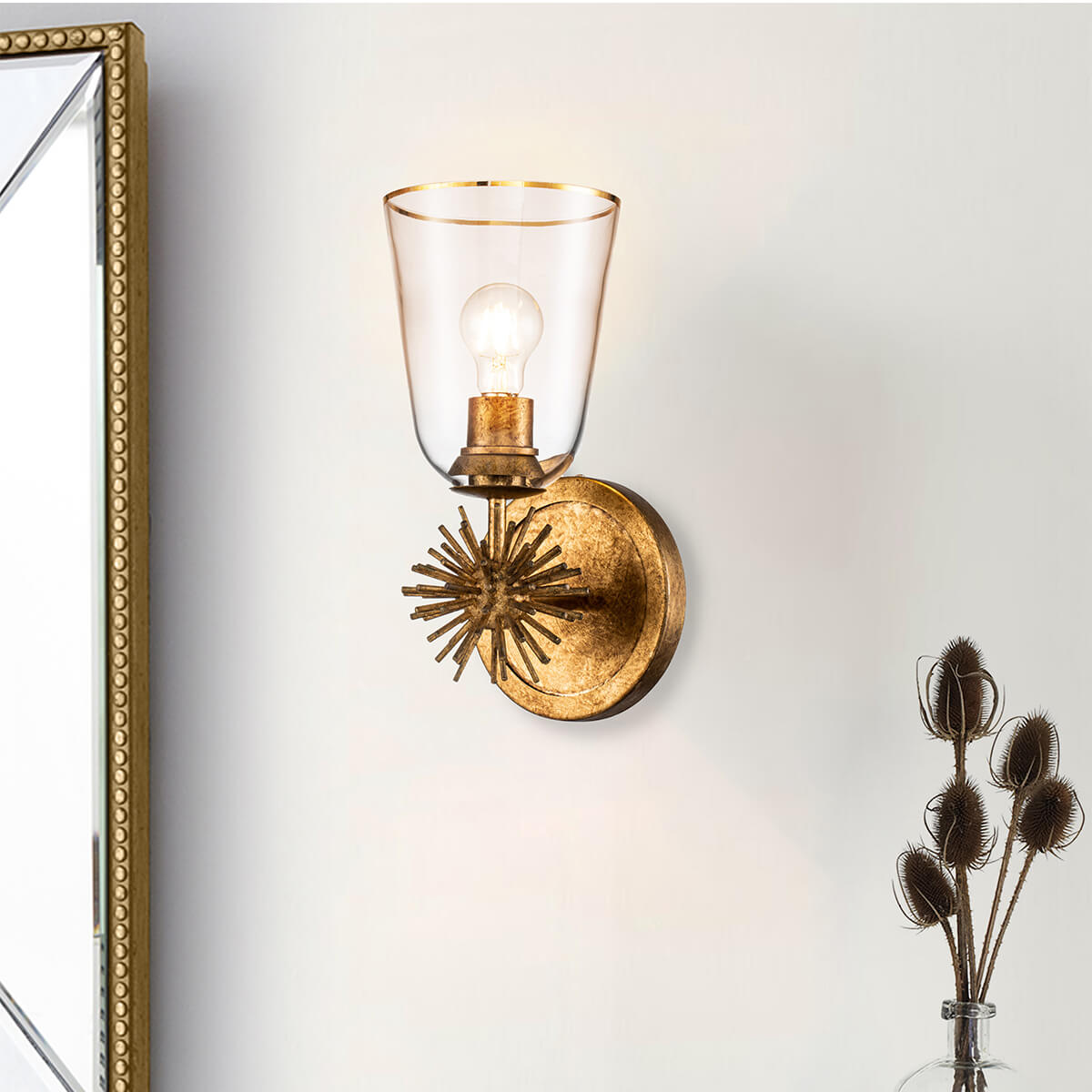 Mise en ambiance de l'applique allumée au mur près d'un miroir doré