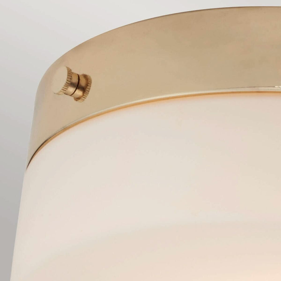 Détail de la bague dorée et de la vis de fixation latérale