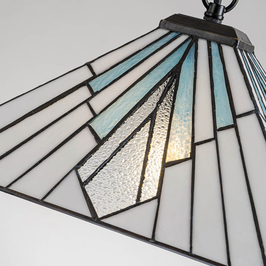 Détail des pièces de verre bleu clair et incolore assemblées au plomb