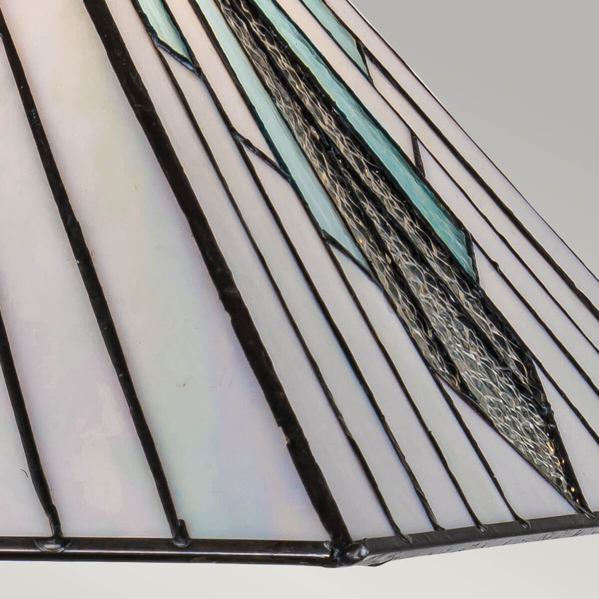 Détail des motifs en ailes de verre texturé et nacré