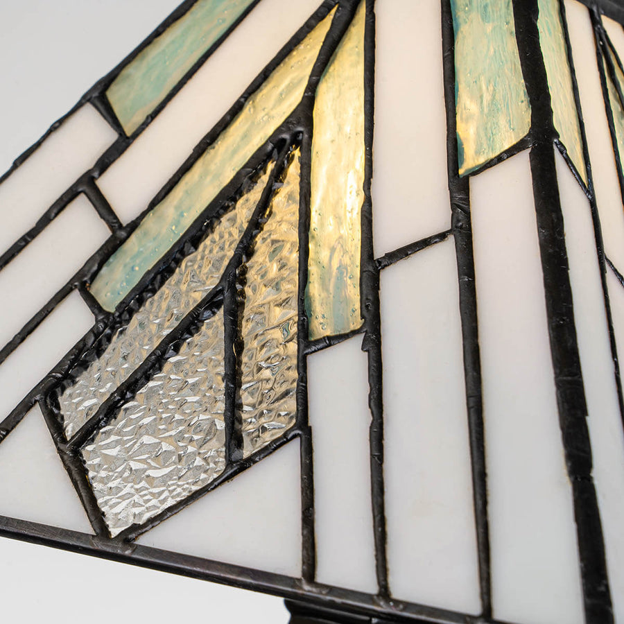 Détail du motif en éventail en verre teinté éclairé par la lampe