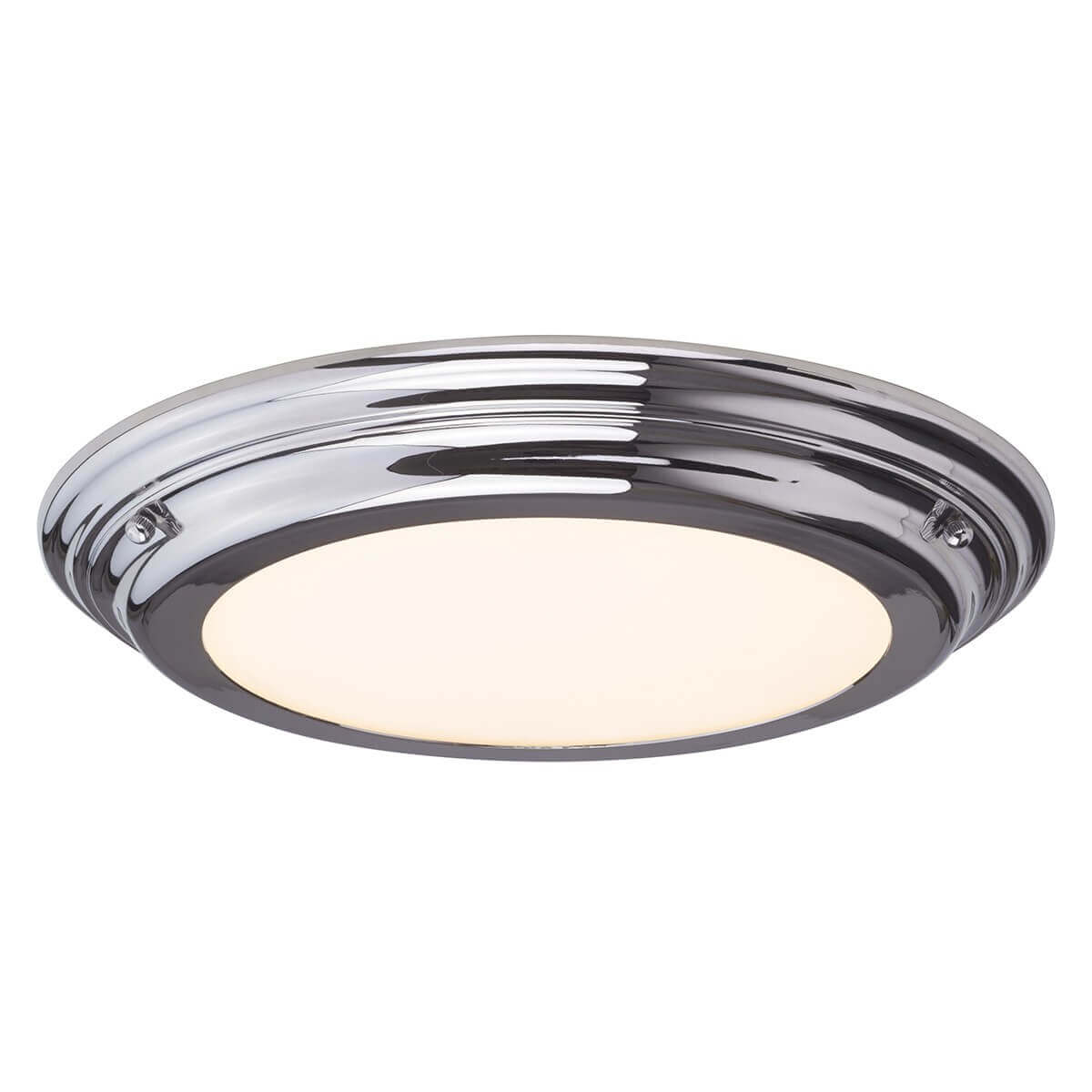 Plafonnier rond chromé avec diffuseur en verre opalin blanc, vu de trois quarts.