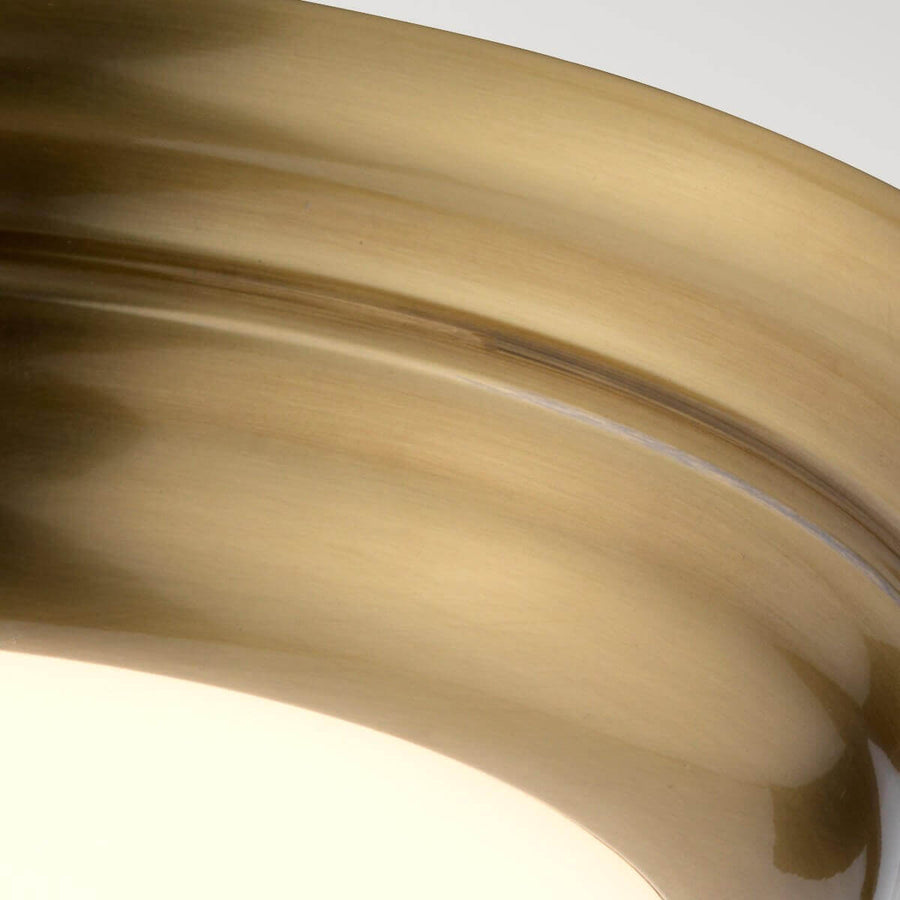 Détail rapproché du bandeau en laiton brossé aux reflets dorés