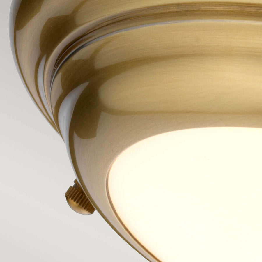 Vue de près du bord, vis moletée dorée et diffuseur blanc lumineux