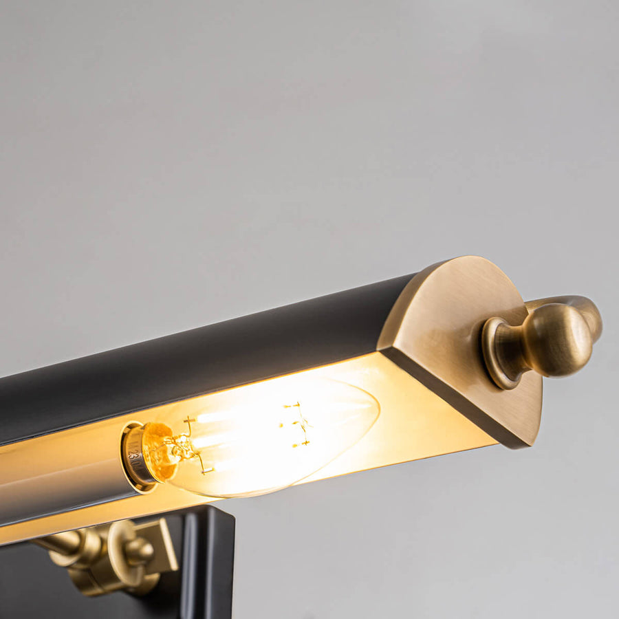 Vue par dessous montrant l'ampoule allumée diffusant une lumière chaude