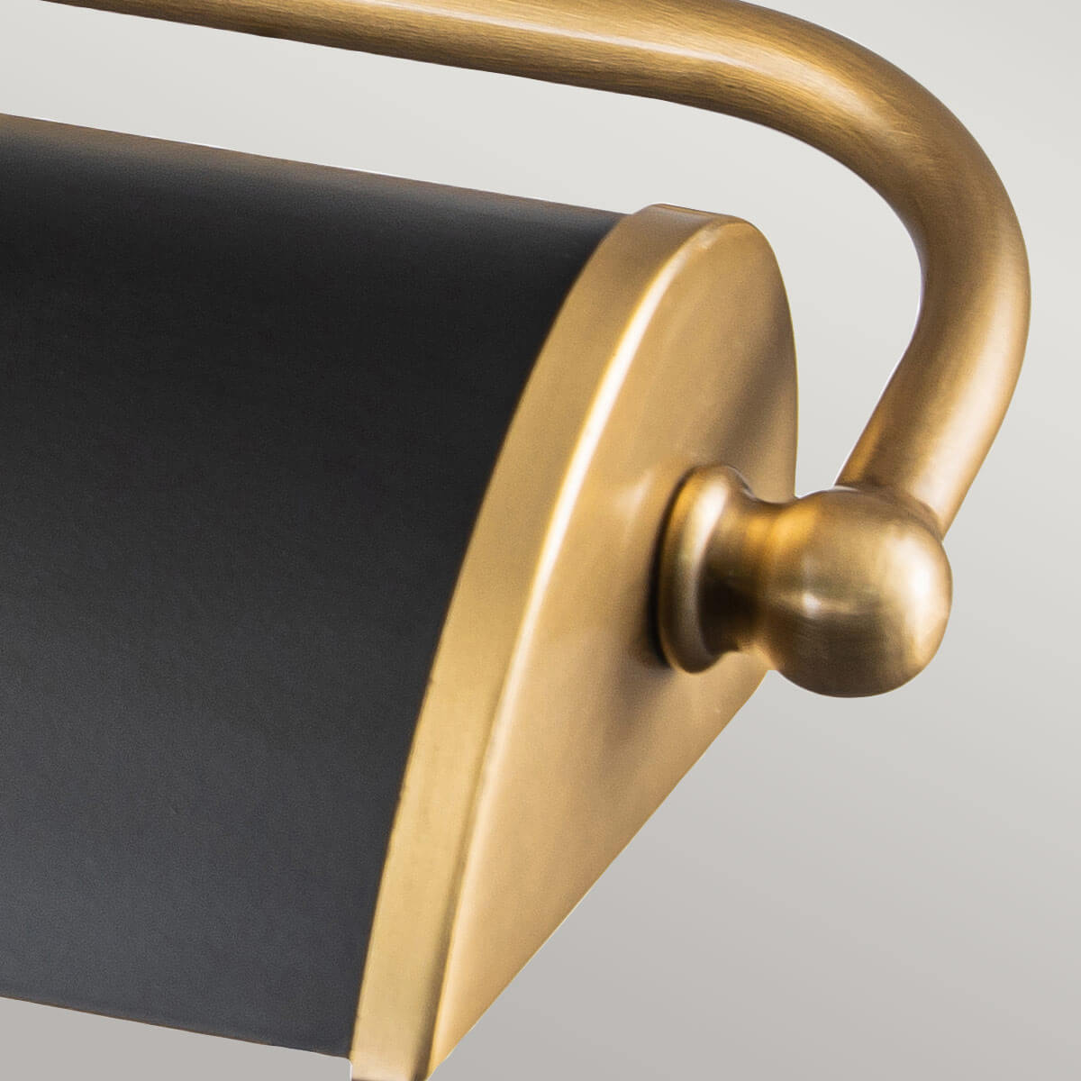 Détail de l'embout en laiton et de la finition noire mate du luminaire