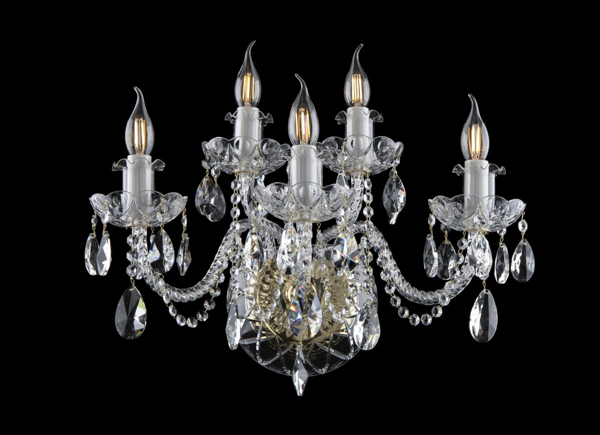 Applique murale cinq bras en cristal avec bougies et pampilles transparentes sur fond noir