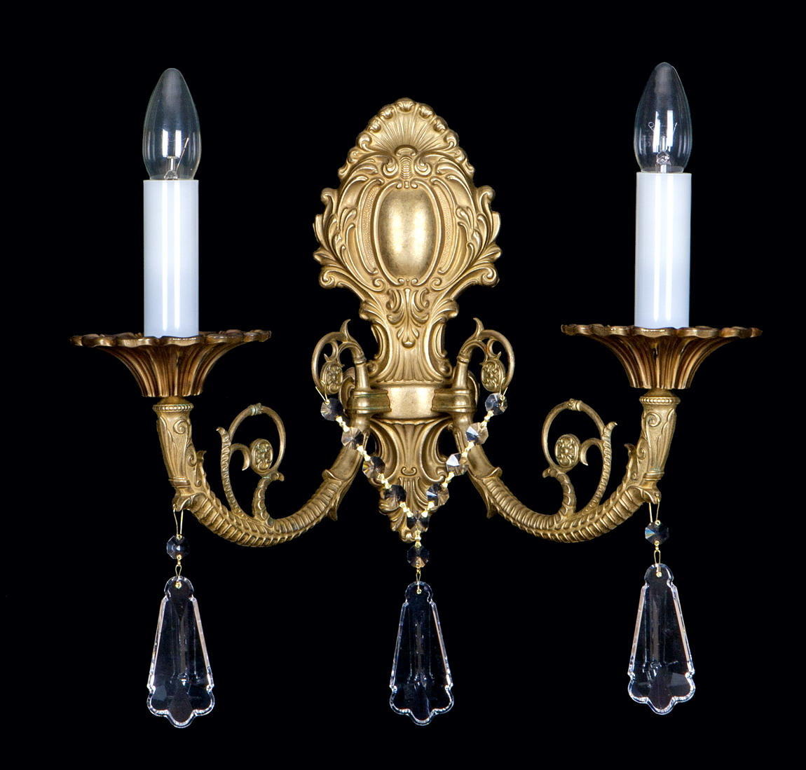 Applique murale dorée à deux bras, bougies et pendeloques de cristal sur fond noir