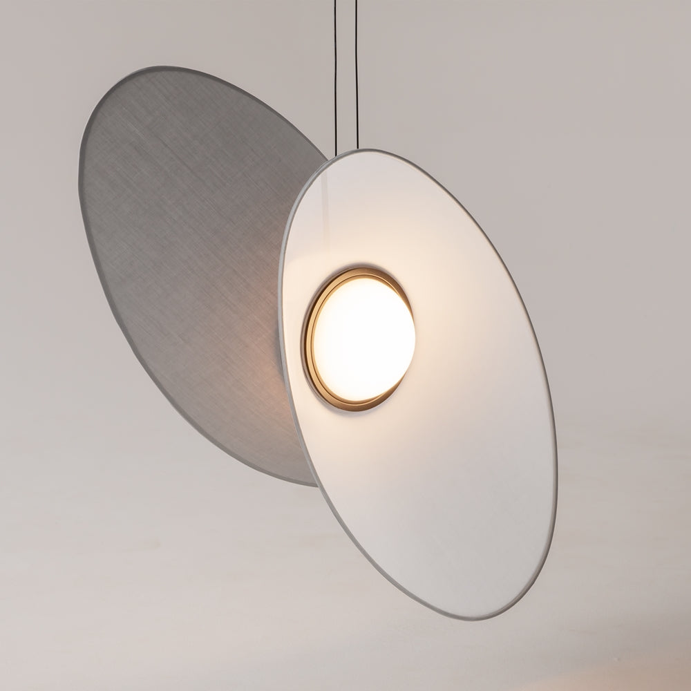 Gros plan sur le diffuseur blanc et l'anneau doré autour de la LED