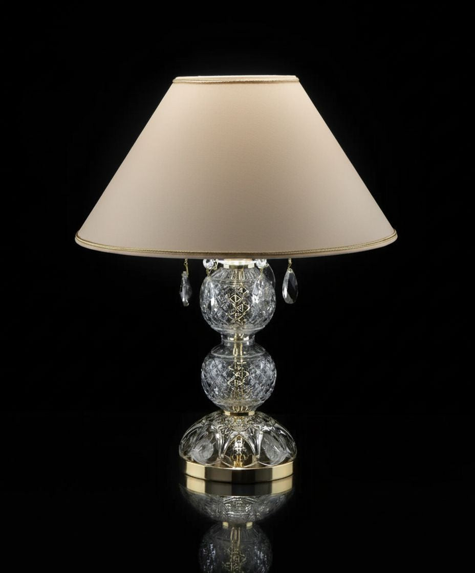Lampe à poser de face, abat-jour conique beige et socle en cristal doré