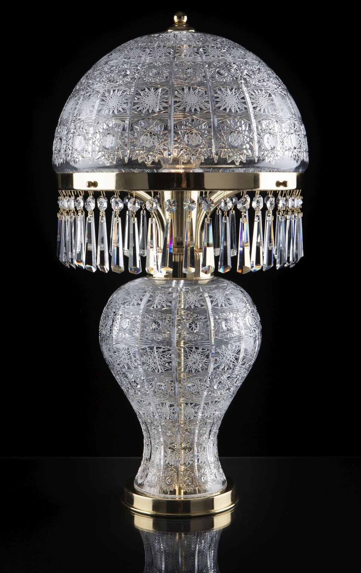 Vue de face de la lampe à poser en cristal taillé avec abat-jour bombé.