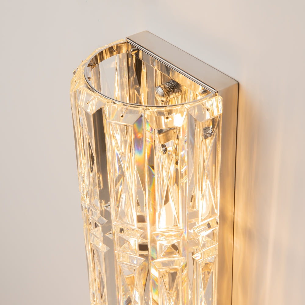 Détail du haut : platine argentée encastrée, vis et début du verre prismatique.