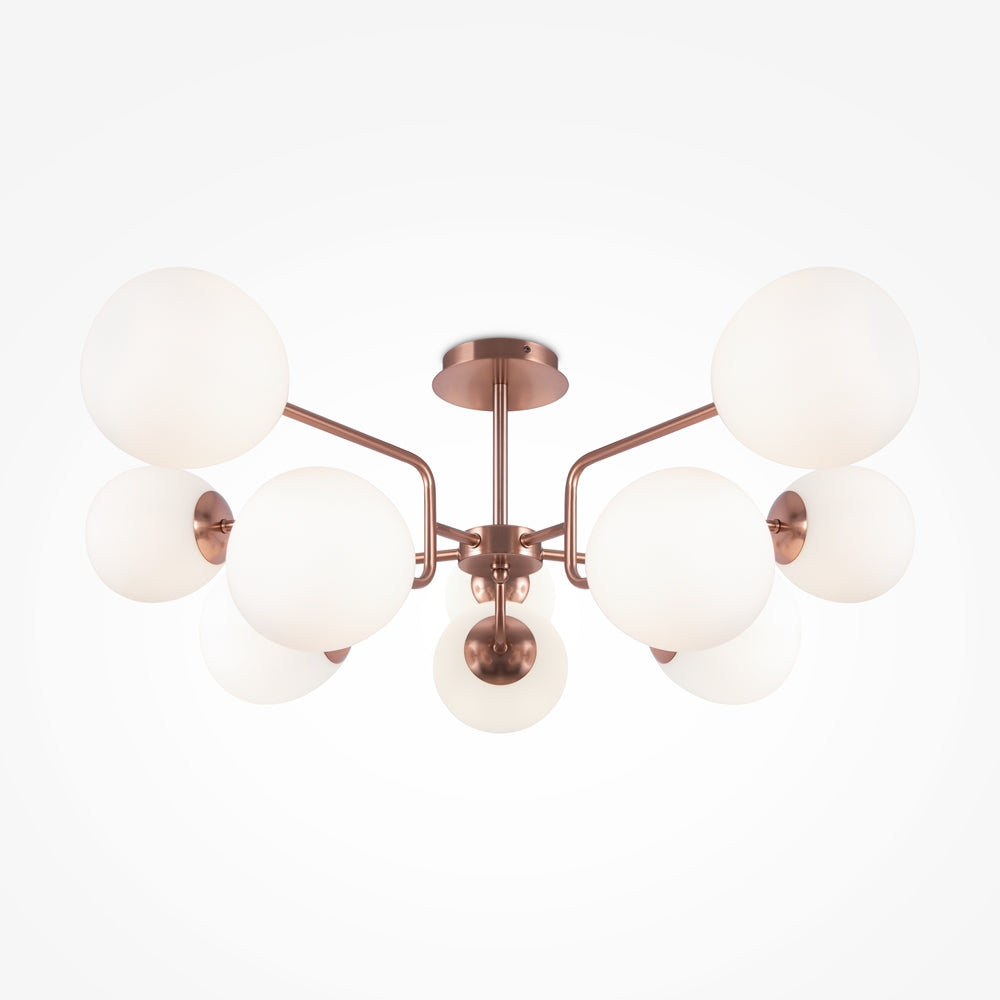 Vue de face du luminaire doré avec ses globes blancs opalin répartis symétriquement.