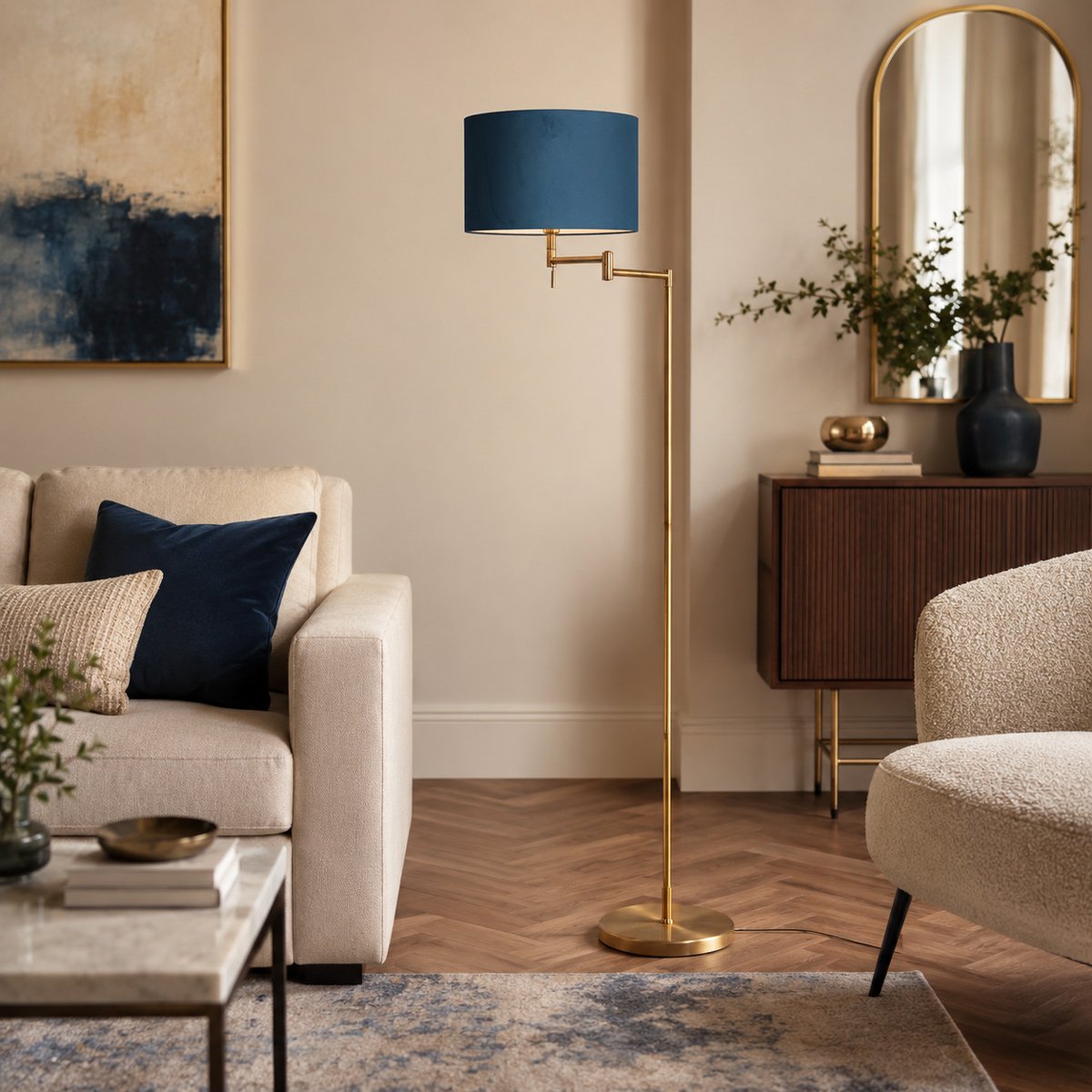 Mise en ambiance dans un salon, lampadaire doré et abat-jour bleu près du canapé.