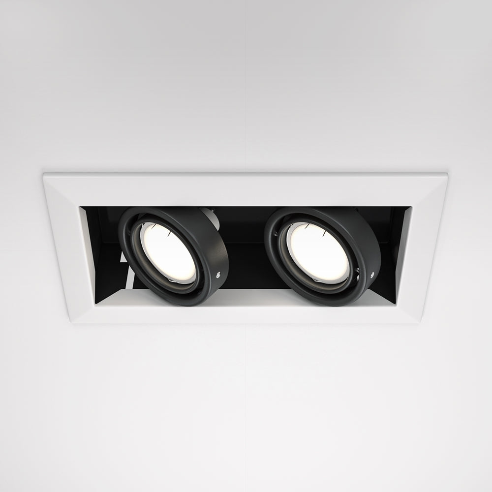 Vue de face du luminaire encastré blanc avec deux spots noirs orientables allumés.