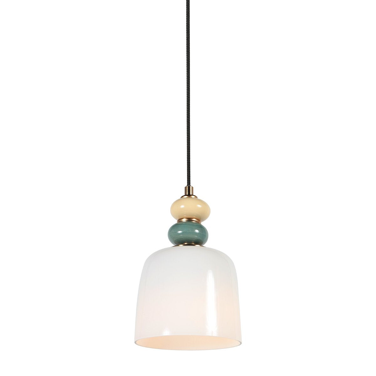Suspension de face sur fond blanc, abat-jour en verre opalin et perles céramique