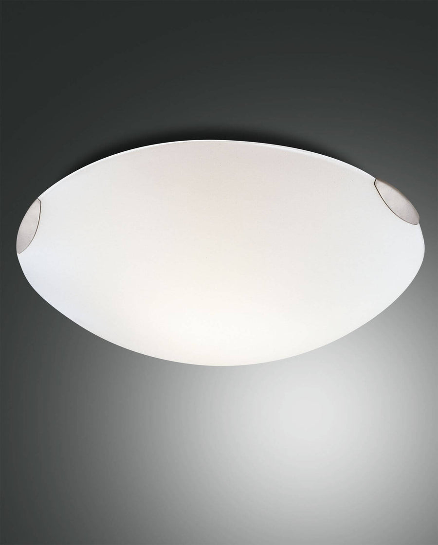 Vue de dessous du plafonnier ovale blanc, lumière diffuse et fixations latérales visibles