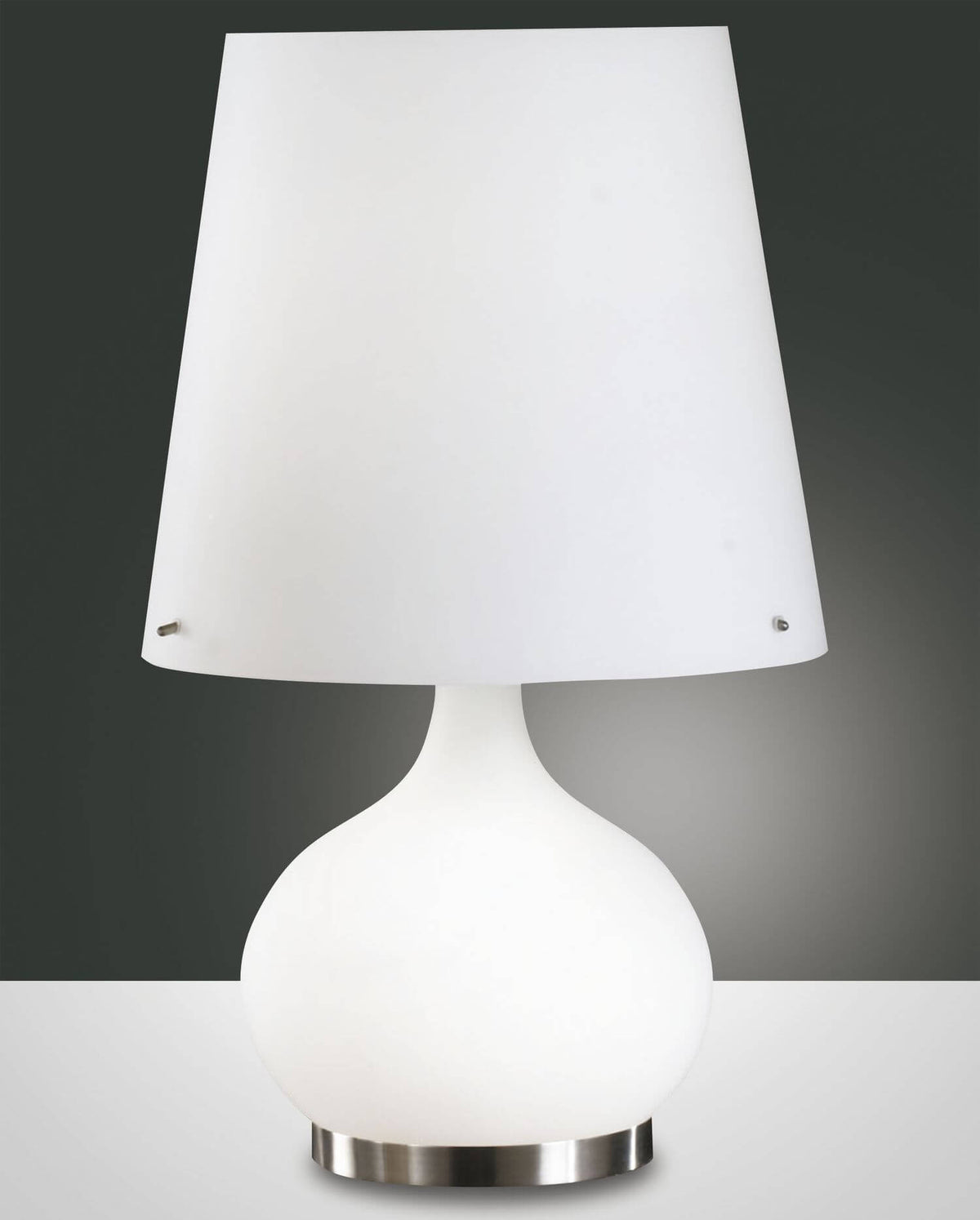 Lampe de table blanche de face sur fond gris, abat-jour conique en verre