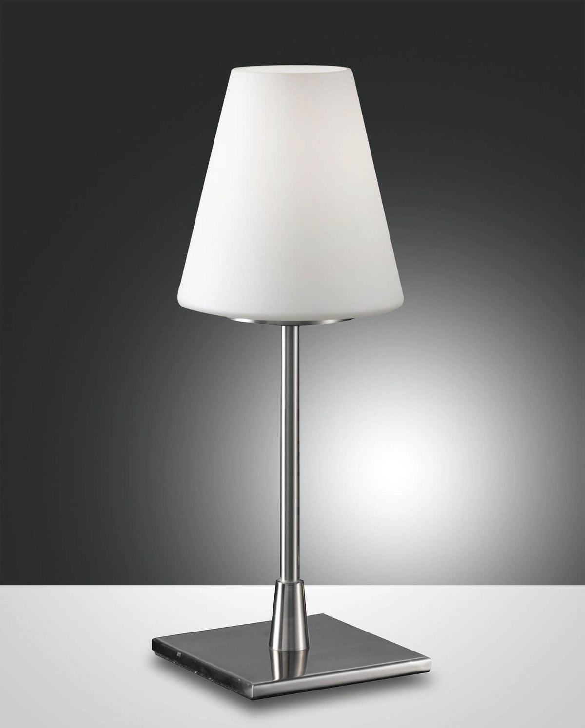 Lampe à poser chromée, abat-jour blanc conique, socle carré, fond gris dégradé
