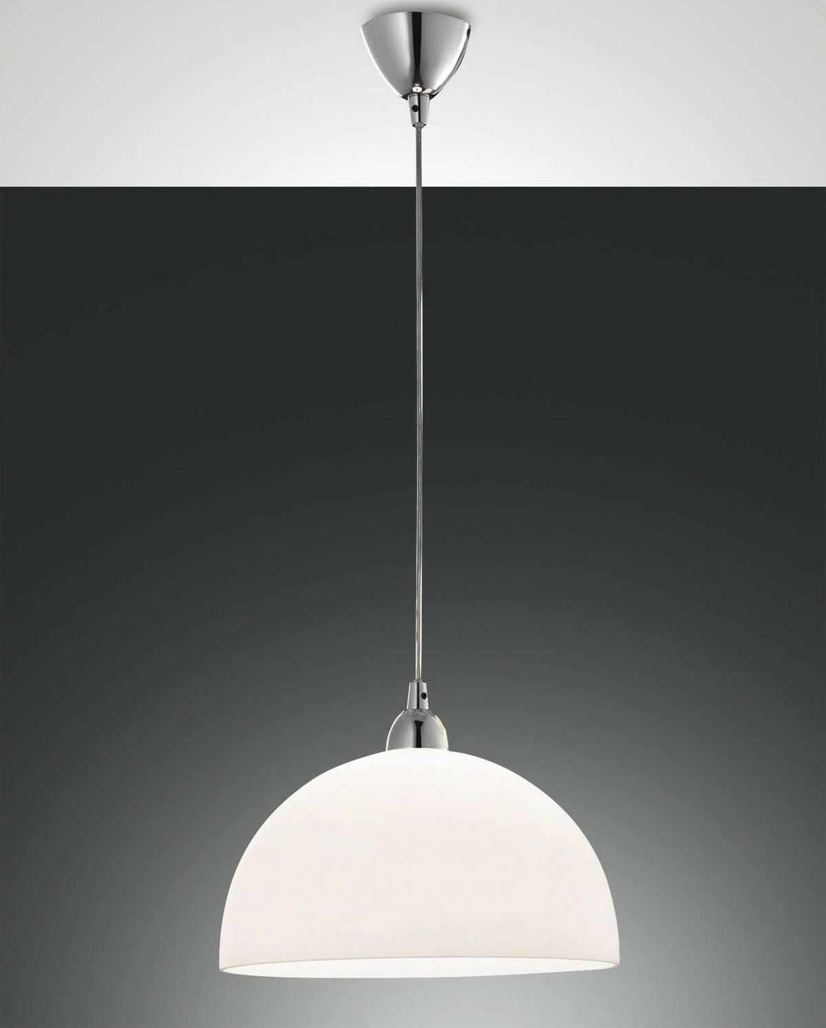 Suspension blanche en forme de dôme, vue de face sur fond gris anthracite, câble chromé.