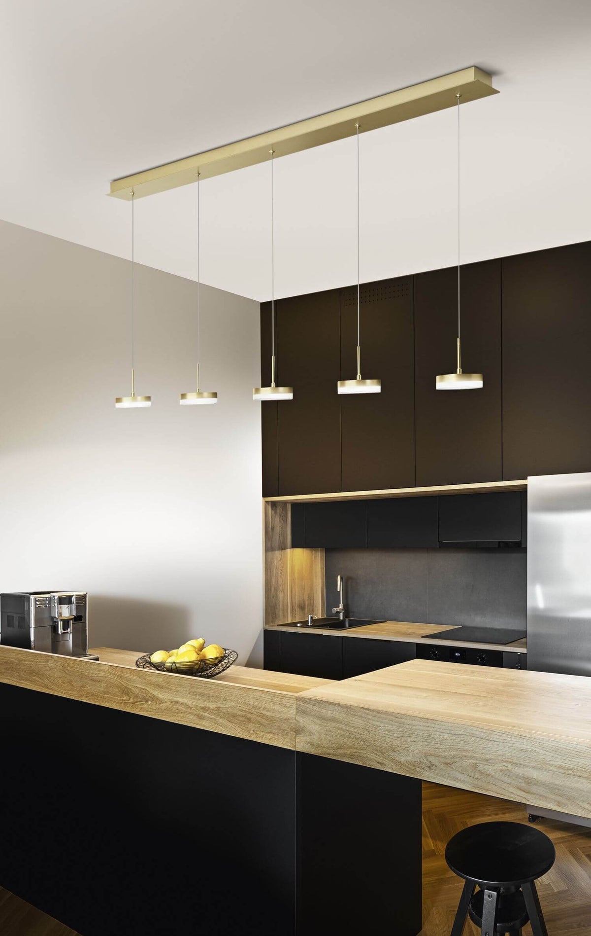 Mise en ambiance au-dessus d'un îlot de cuisine aux façades sombres
