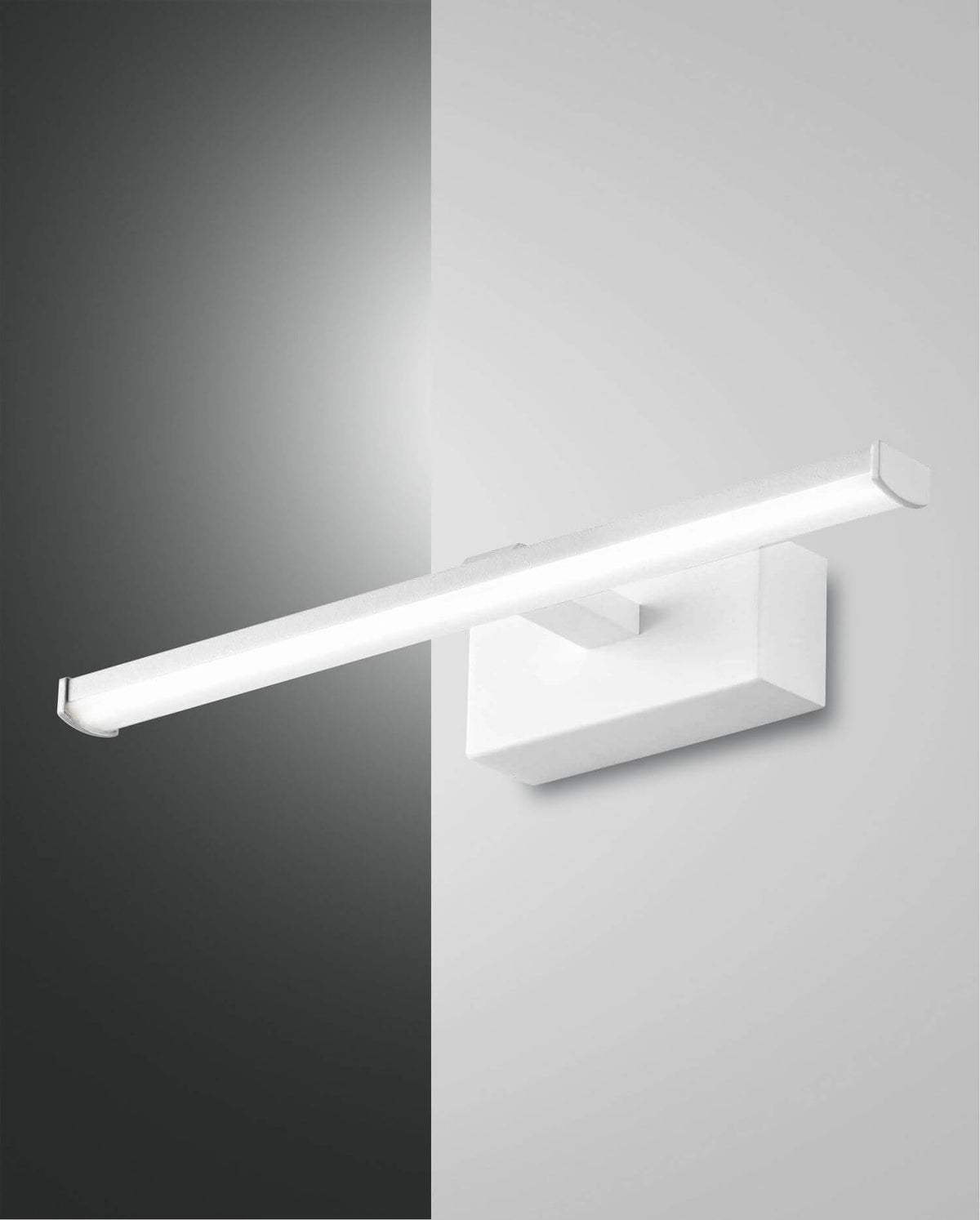 Applique murale blanche au tube lumineux horizontal, vue de face sur fond gris dégradé