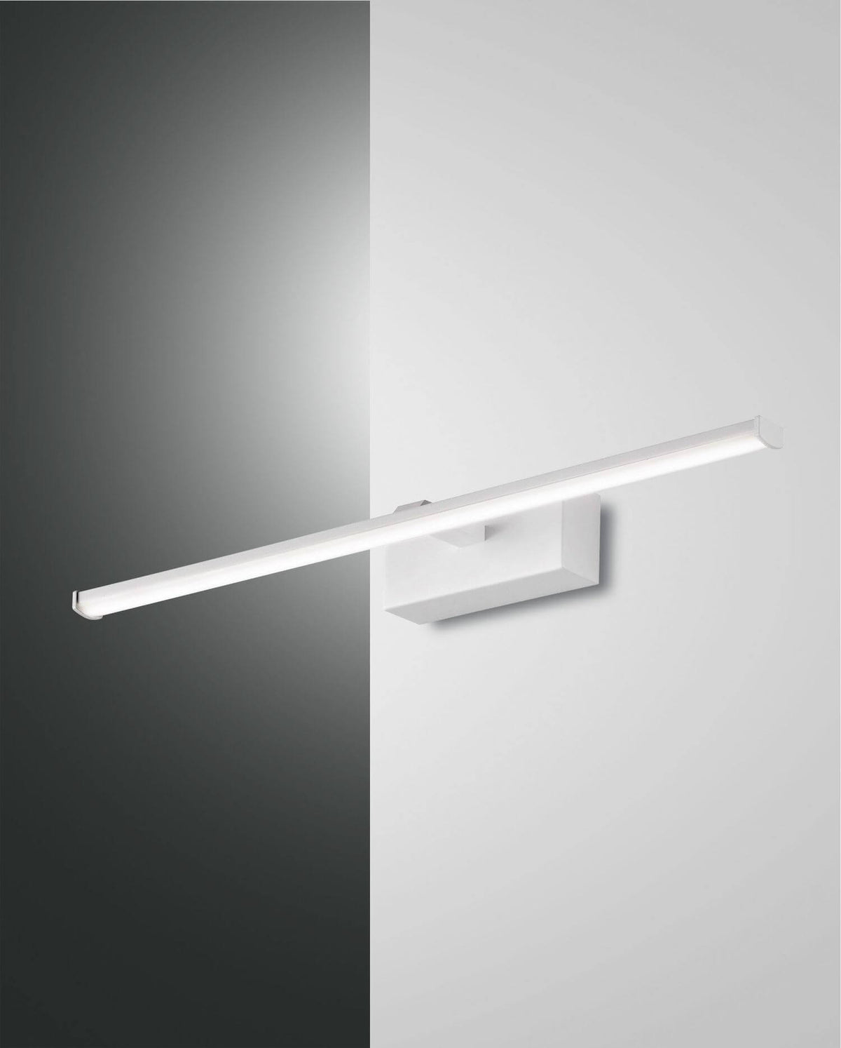 Applique murale blanche linéaire vue de face, fixée sur un mur bicolore gris et blanc
