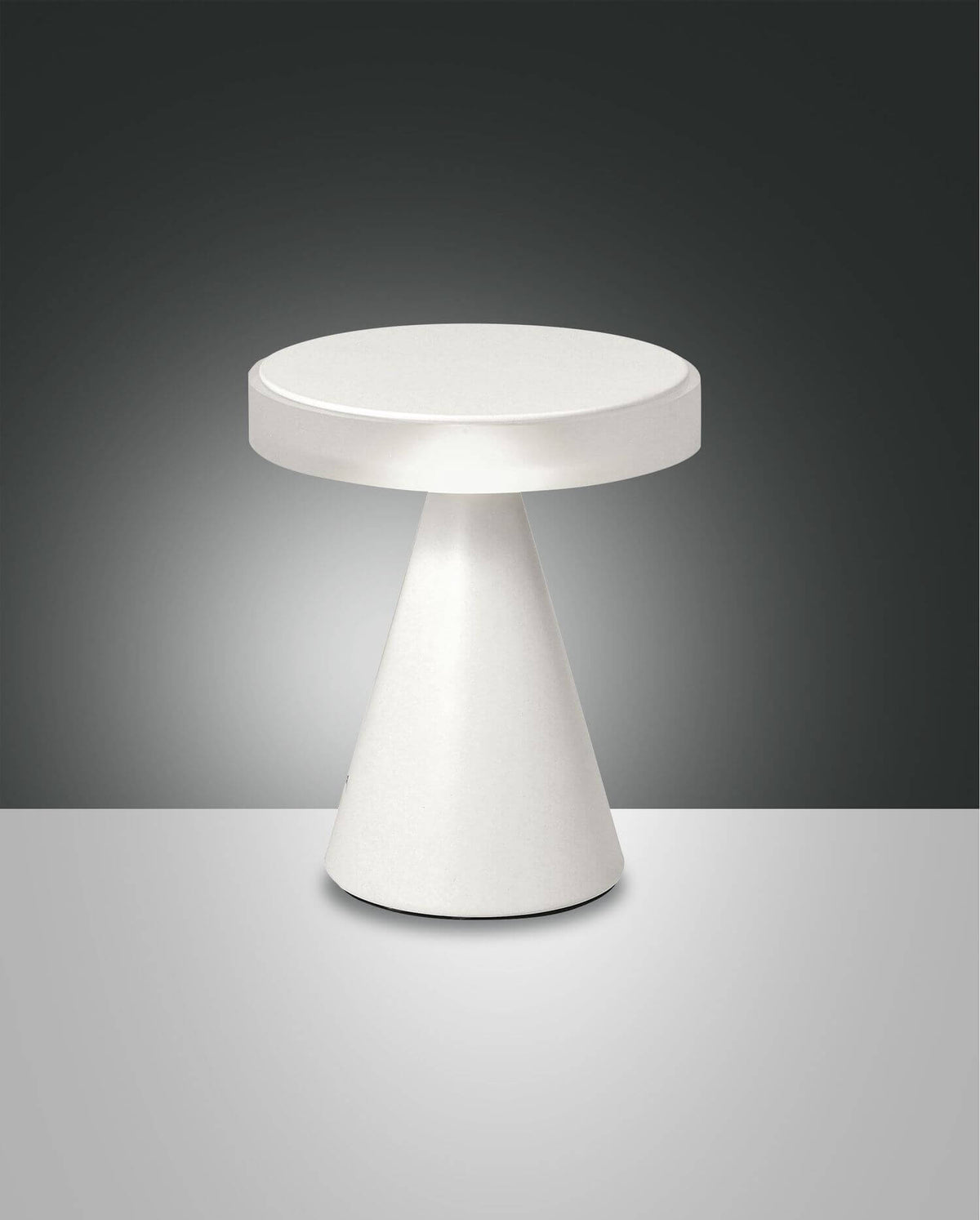 Vue de face de la lampe blanche, socle conique et diffuseur plat circulaire