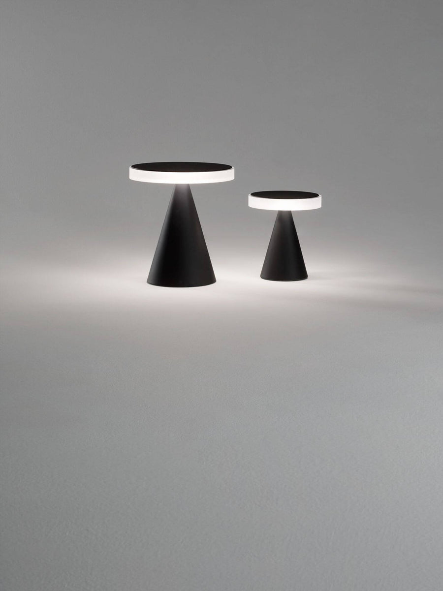 Deux lampes noires de tailles différentes posées sur fond gris clair.