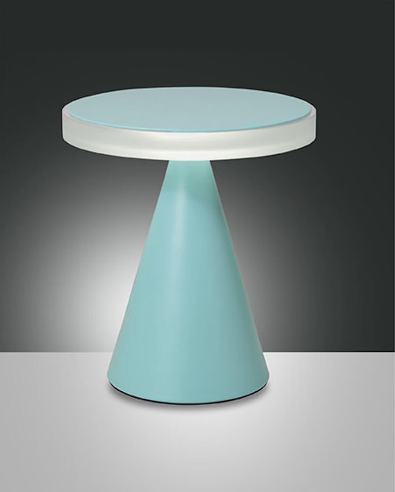 Lampe à poser de face sur fond sombre, base conique vert d'eau et plateau lumineux.